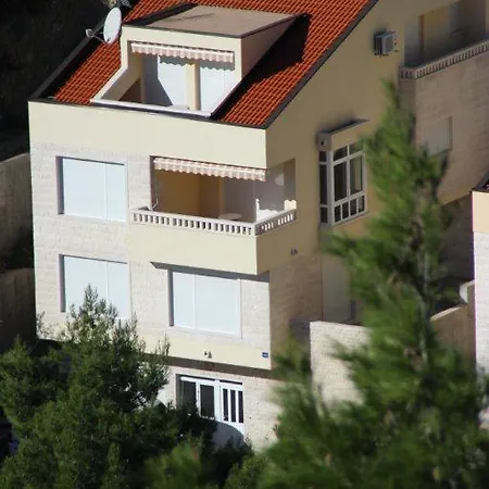 Astra & Pinija ברלה